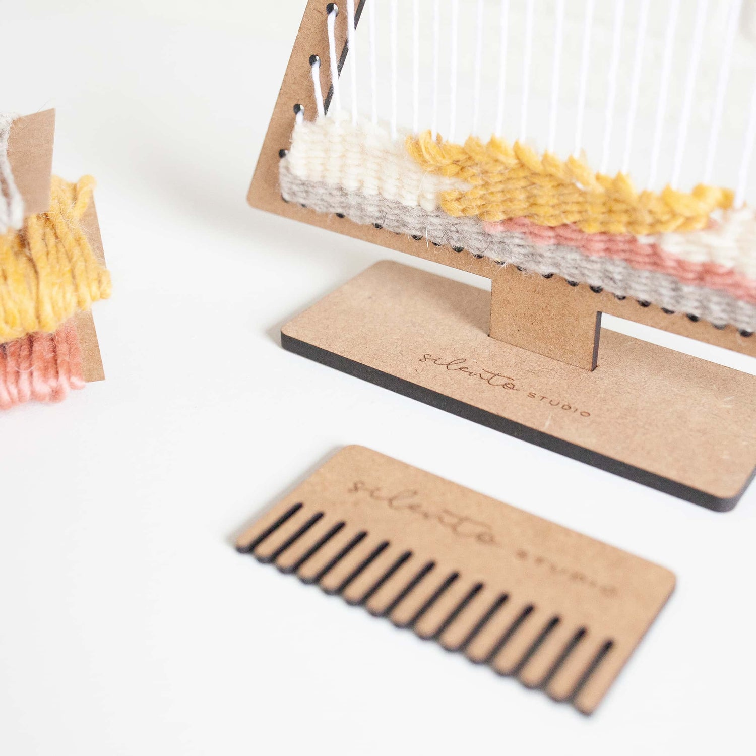 Anillas de madera para craft con un fondo de lino, una madeja de lana y una taza de té