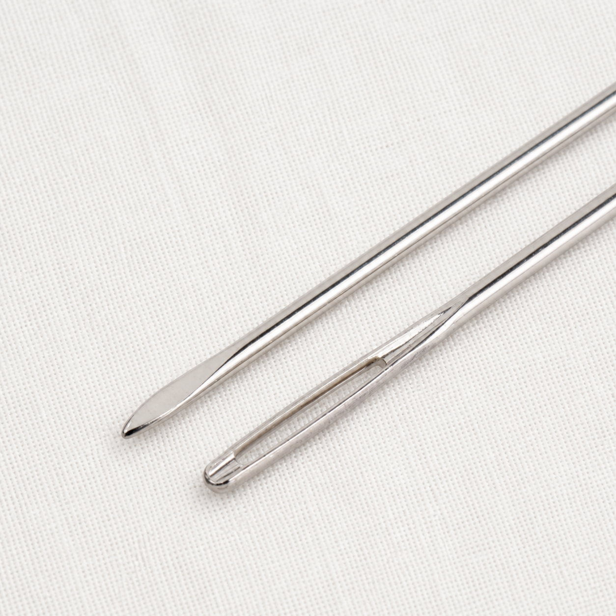 Aguja de metal con punta plana